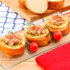 Bruschetta Tuna Pedas di atas kaca dengan tomat