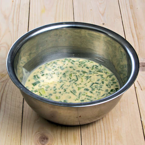 Masukkan daun bawang dan daun kucai.