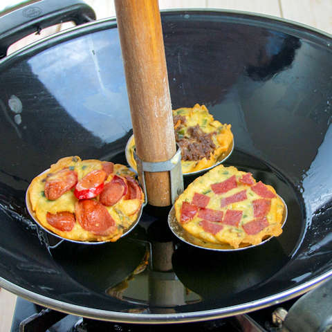 Tuang adonan ke dalam cetakan.