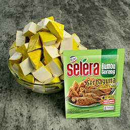 Mangkok berisi potongan tahu dan kemasan Selera Bumbu Goreng Serbaguna dari Kobe ukuran 70g
