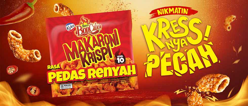 Makaroni krispi pedas renyah bertabur BonCabe, disajikan sebagai camilan gurih dalam mangkuk bersama kemasan BonCabe.